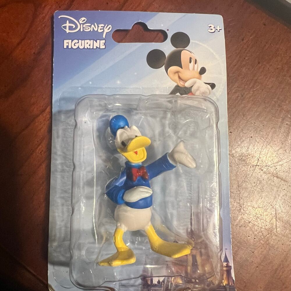 NWT Disney Figurine Donald Duck Collectible Beveryly Hills Teddy Bear Company 3+